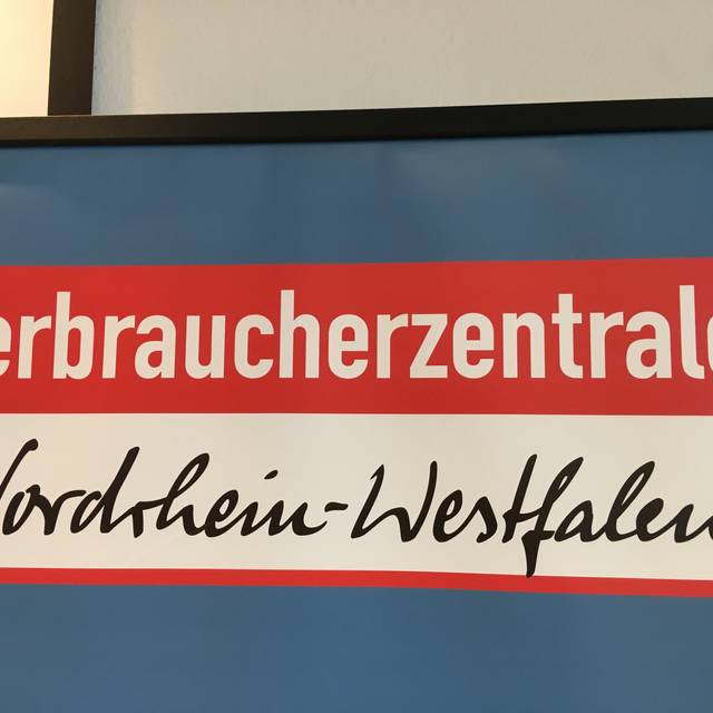 Ein Hinweisschild der Verbraucherzentrale NRW.