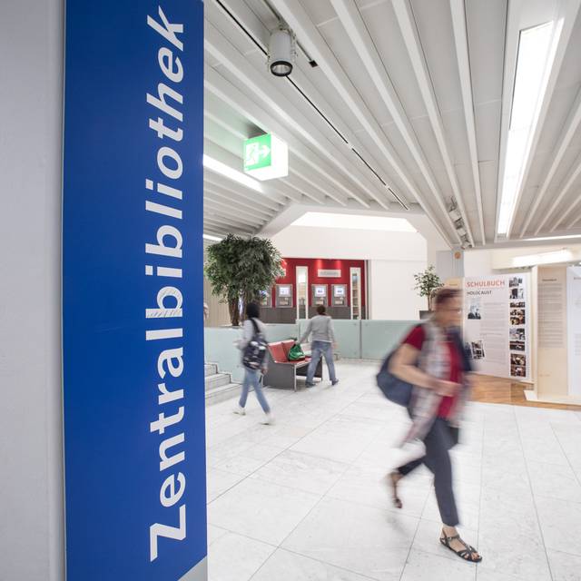 Eine Kundin verlässt die Zentralbibliothek der Stadt Düsseldorf.