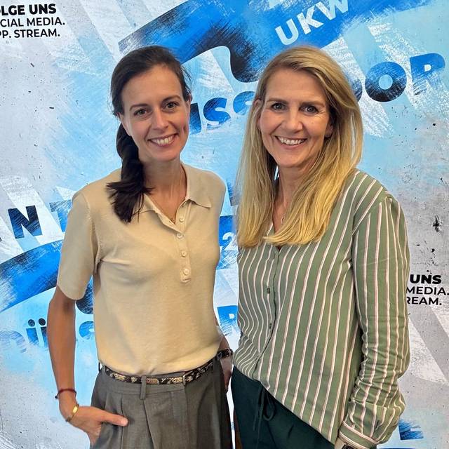 Moderatorin Claudia Monréal mit ihrer Talkgästin Georgia Ortner vor der Social Media Wand von Antenne Düsseldorf