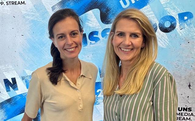 Moderatorin Claudia Monréal mit ihrer Talkgästin Georgia Ortner vor der Social Media Wand von Antenne Düsseldorf