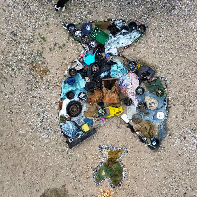 Ergebnis der Müll-Sammelaktion am Paradiesstrand, aufgenommen per Drohne