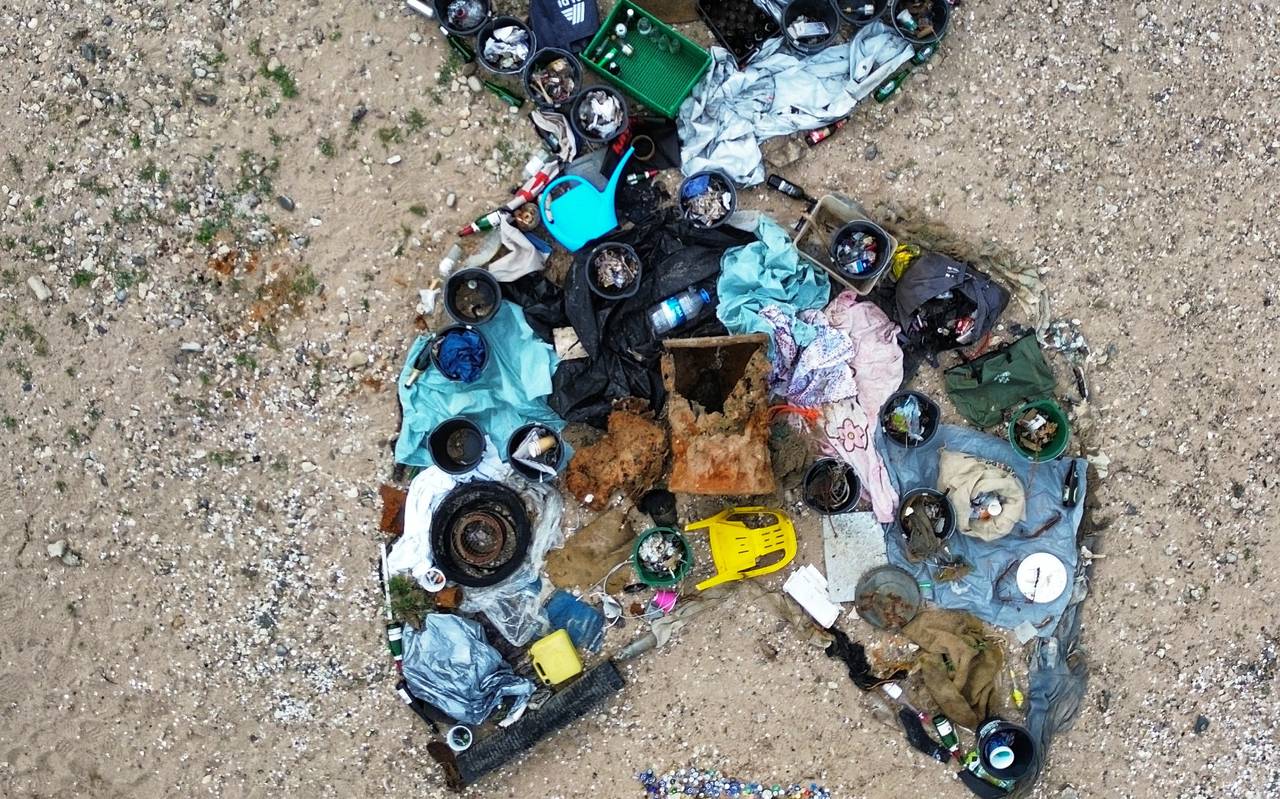 Ergebnis der Müll-Sammelaktion am Paradiesstrand, aufgenommen per Drohne