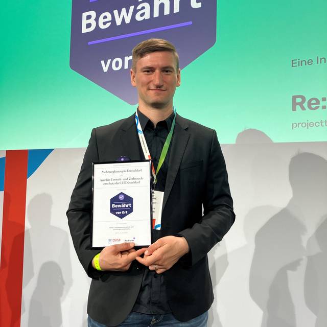 Leonhard Kraus erhält für das Projekt "Düsseldorf auf dem Mehrweg" das "Bewährt vor Ort"-Siegel für kommunale Innovation.