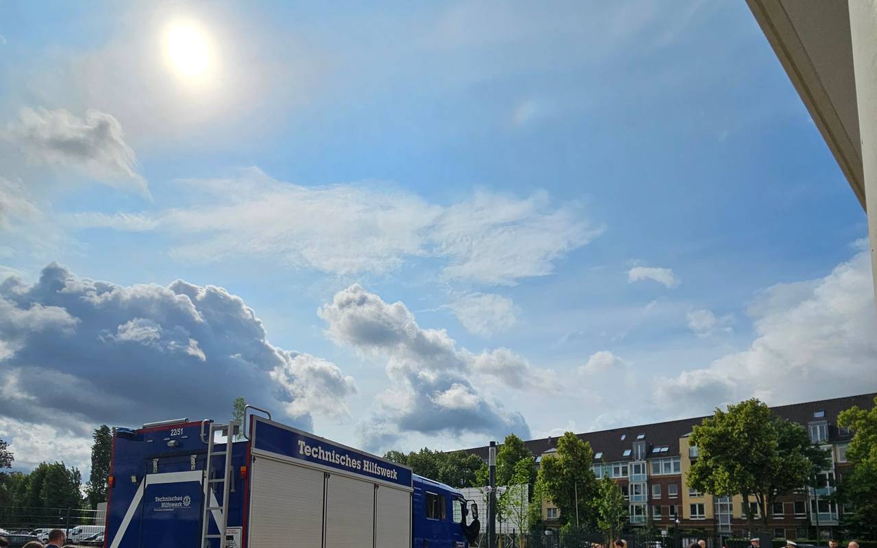 Aufbau der Polizei aus Einsatzwagen, LKW, PKW und einer Plane, die den Toten Winkel darstellt.