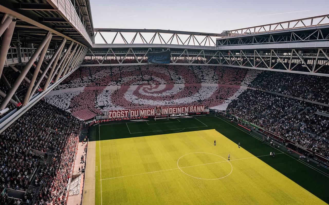 Blick auf den Rasen der Arena in Stockum beim F95-S04 Heimspiel.