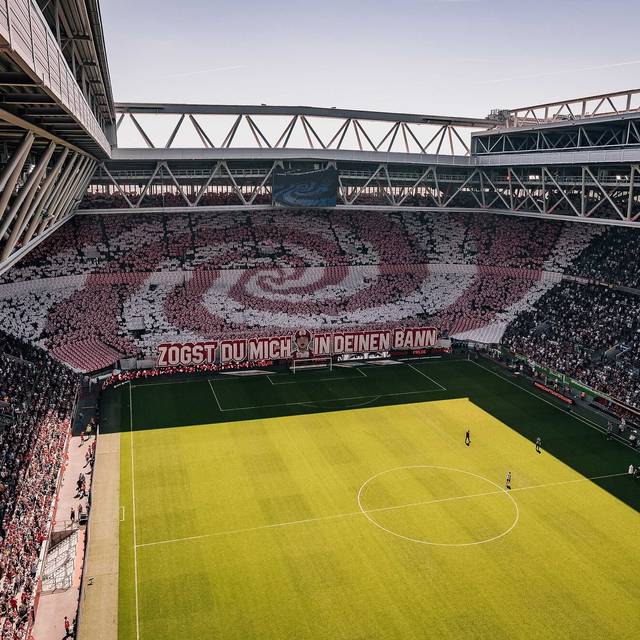 Blick auf den Rasen der Arena in Stockum beim F95-S04 Heimspiel.