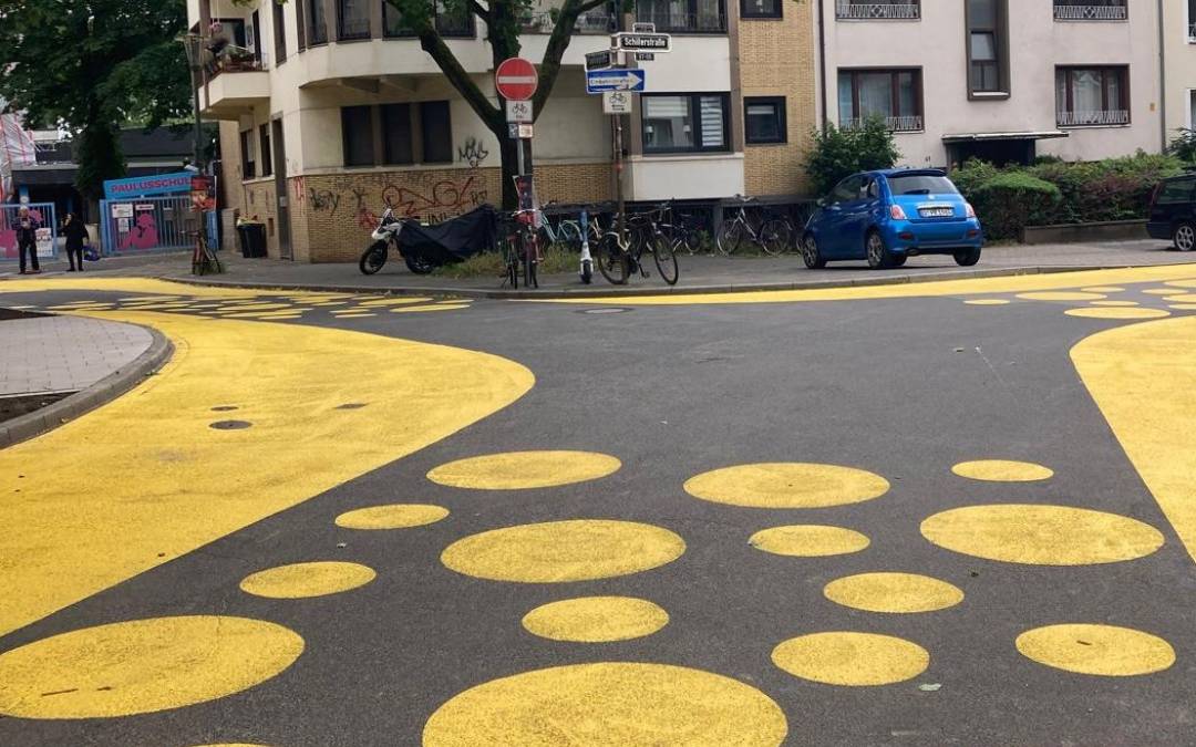 Gelbe Farbmuster in der neuen Nachbarschaftszone am Paulusplatz.
