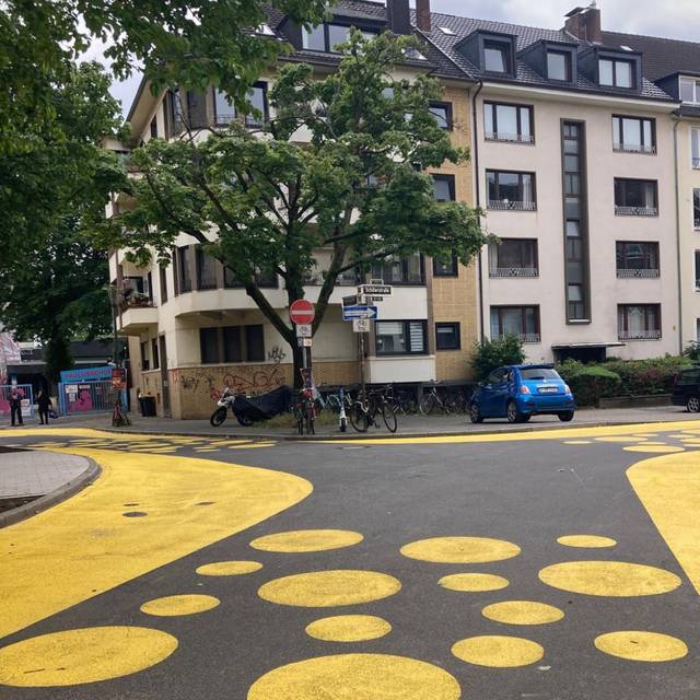 Gelbe Farbmuster in der neuen Nachbarschaftszone am Paulusplatz.