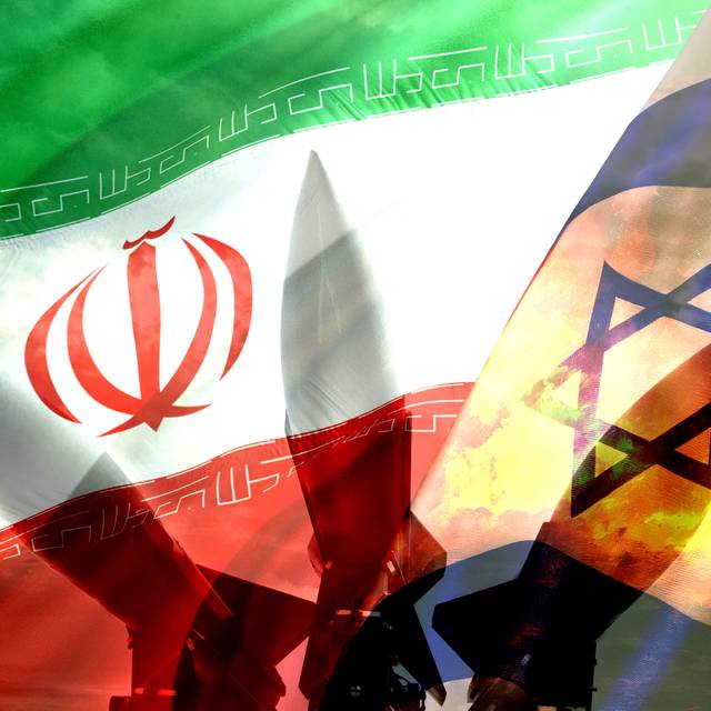 Raketen und Flaggen von Israel und Iran