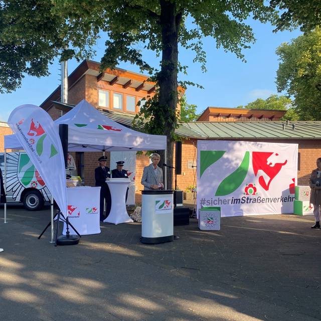 Die Initiative "Sicherheit im Straßenverkehr" mit weißen Zelten