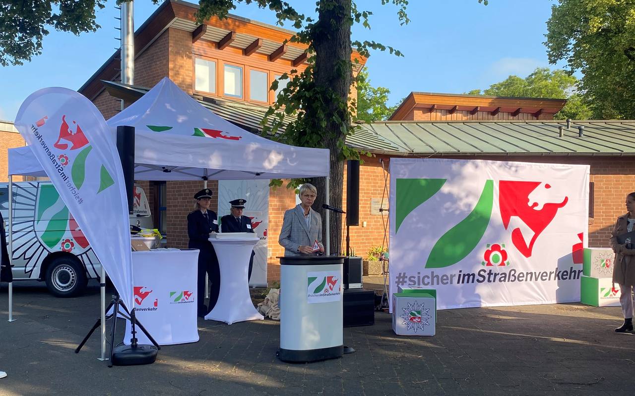 Die Initiative "Sicherheit im Straßenverkehr" mit weißen Zelten