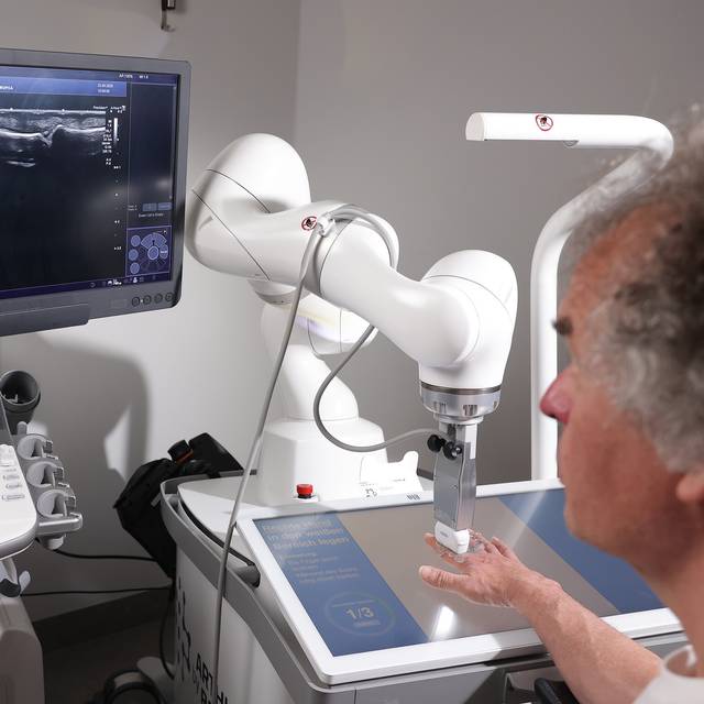 Ein Roboter-Arm, der selbstständig Patienten auf Rheuma untersucht.