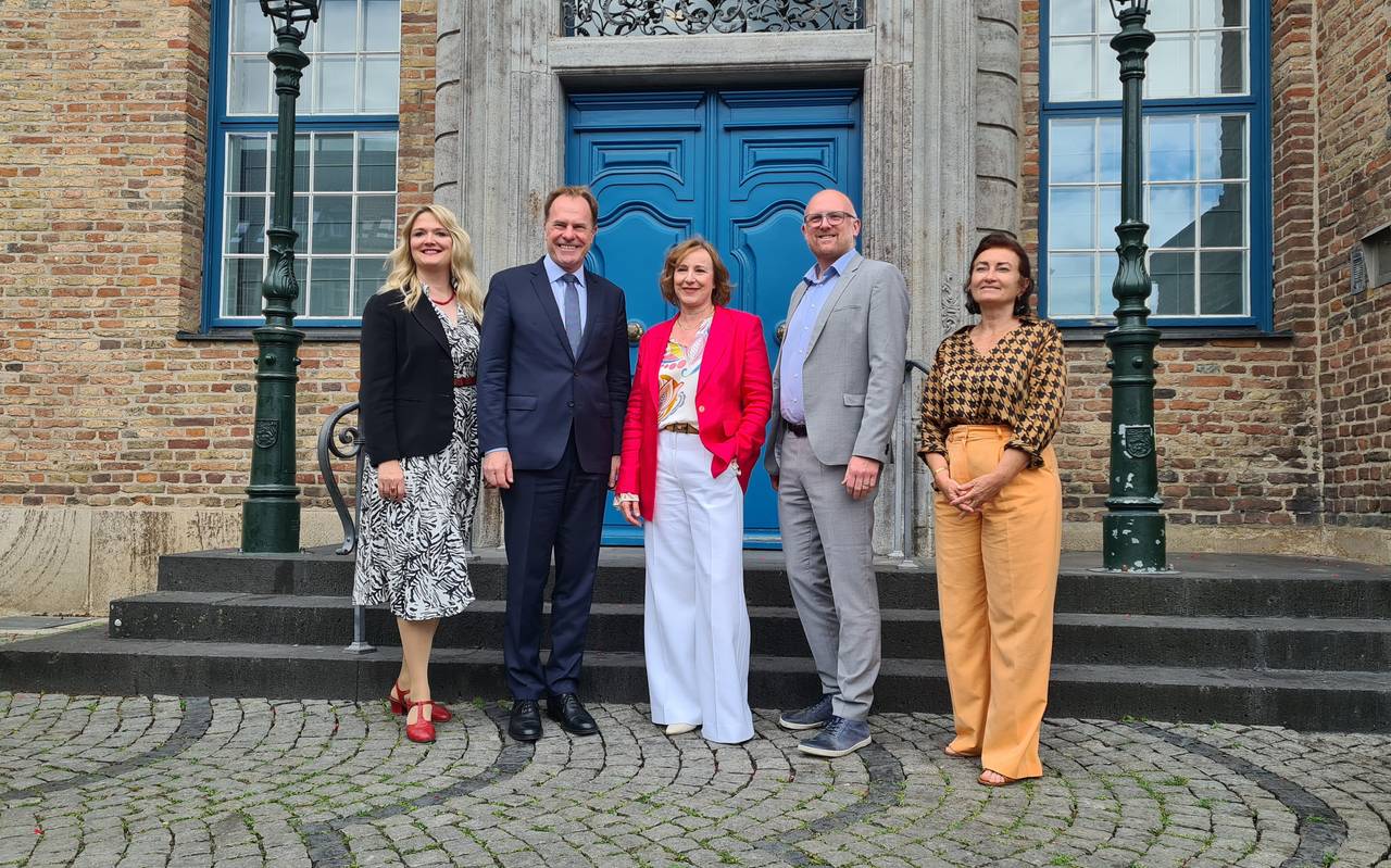 Fünf Menschen stehen vor der Eingangstür zum Rathaus, darunter Oberbürgermeister Keller und Ina Karr, Intendantin der Oper.