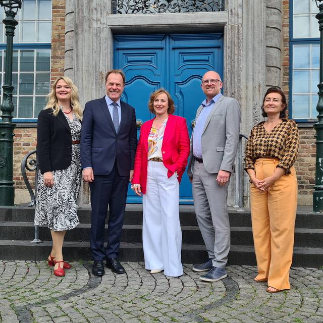 Fünf Menschen stehen vor der Eingangstür zum Rathaus, darunter Oberbürgermeister Keller und Ina Karr, Intendantin der Oper.