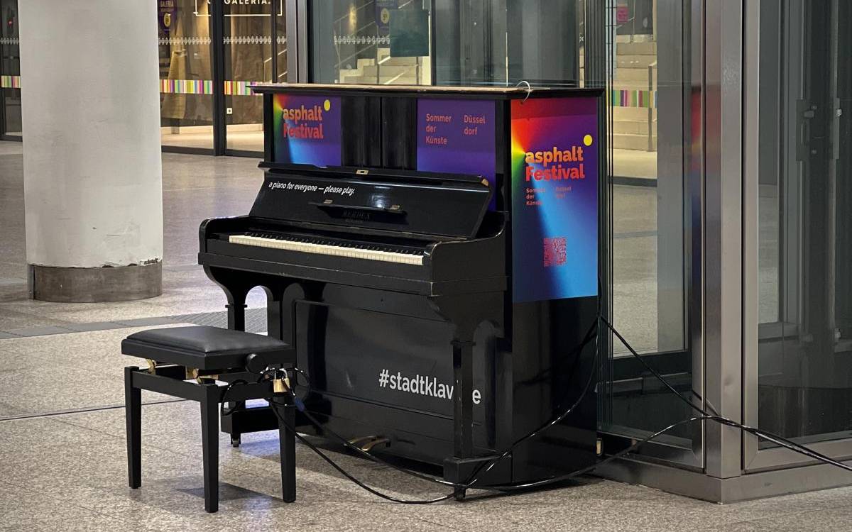 Ein schwarzes Klavier steht in einer U-Bahnstation.