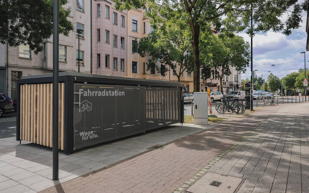 Blick auf die neue Mobilstation in Oberbilk mit Fahrradstellplätzen.