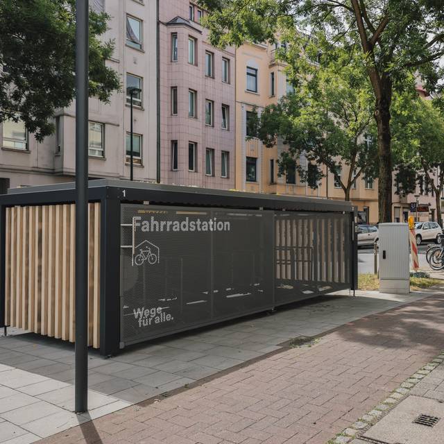 Blick auf die neue Mobilstation in Oberbilk mit Fahrradstellplätzen.