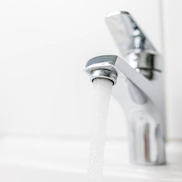 Wasser läuft aus einem Wasserhahn.