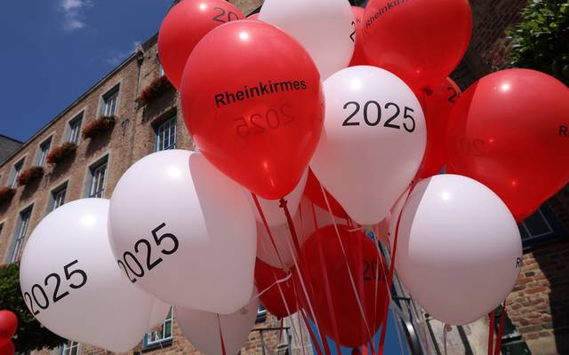 Rot-weiße Luftballons stimmten beim Medientermin auf die Rheinkirmes 2025 ein.
