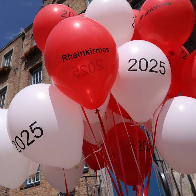 Rot-weiße Luftballons stimmten beim Medientermin auf die Rheinkirmes 2025 ein.