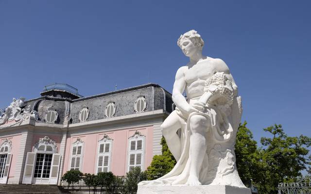 Eine Aufnahme von einer restaurierten Statue vor dem Schloss Benrath