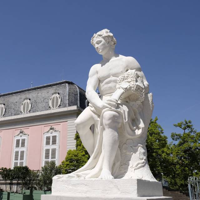 Eine Aufnahme von einer restaurierten Statue vor dem Schloss Benrath