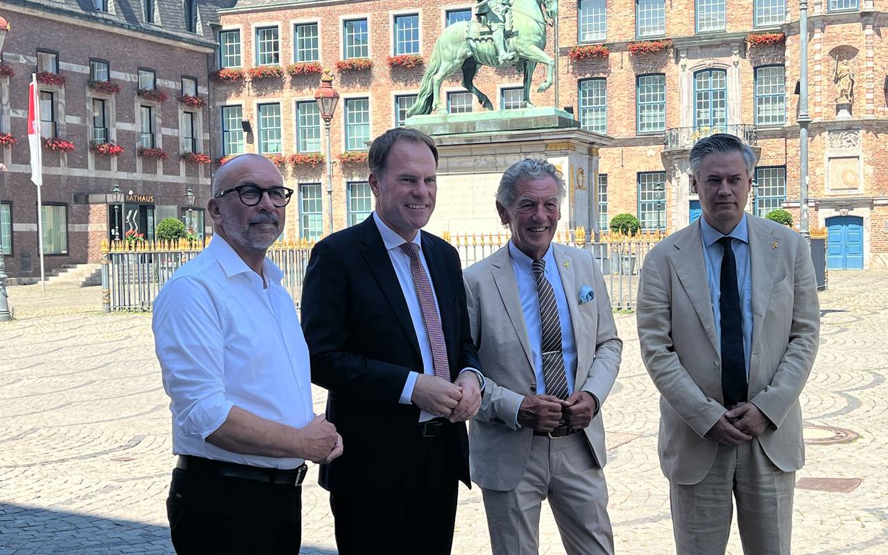 Vorstellung des neuen Antisemitismusbeauftragten der Stadt Düsseldorf Wolfgang Rolshoven vor dem Rathaus.