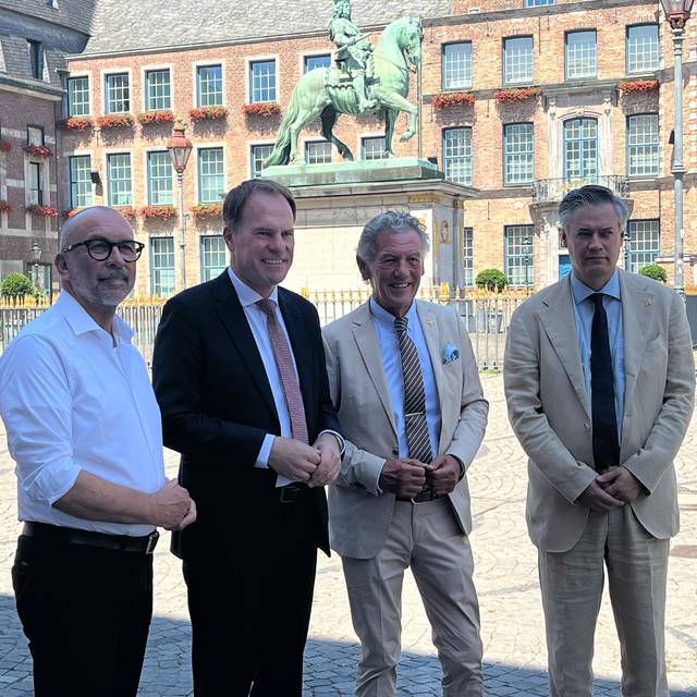 Vorstellung des neuen Antisemitismusbeauftragten der Stadt Düsseldorf Wolfgang Rolshoven vor dem Rathaus.