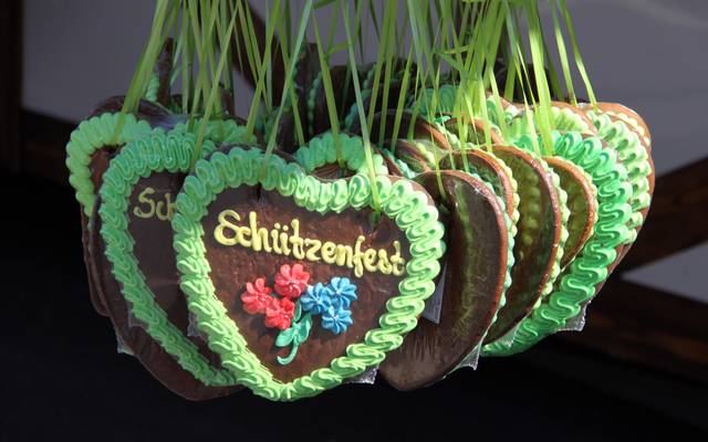Kleine Lebkuchenherzen mit der Aufschrift "Schützenfest". Zu finden sind sie zum Beispiel auf der Rheinkirmes.