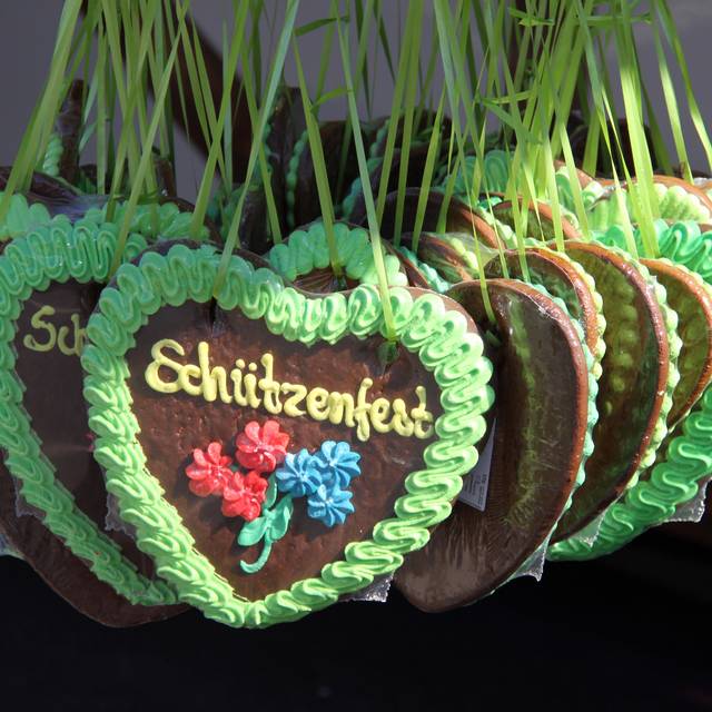 Kleine Lebkuchenherzen mit der Aufschrift "Schützenfest". Zu finden sind sie zum Beispiel auf der Rheinkirmes.