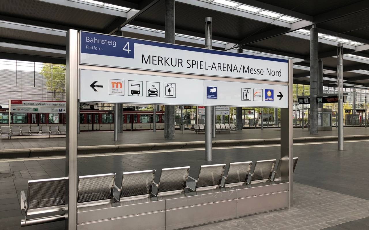 Der U-Bahnhof der Merkur-Spiel-Arena mit einem entsprechend beschrifteten Schild.