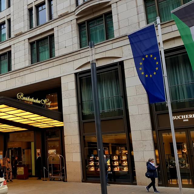 Der Eingangsbereich vom Breidenbacher Hof in der Düsseldorfer Innenstadt.