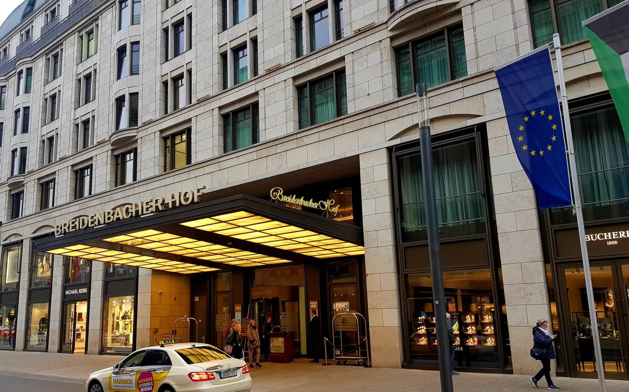 Der Eingangsbereich vom Breidenbacher Hof in der Düsseldorfer Innenstadt.