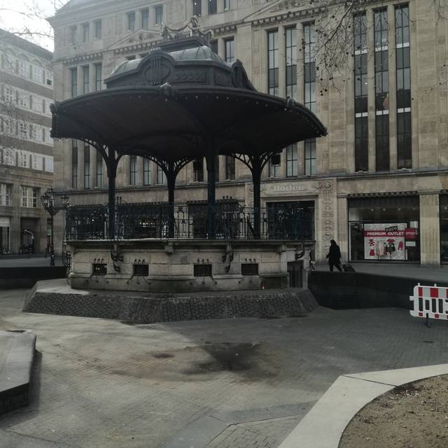 Carsch-Huas vor der Baustelle mit Pavillon