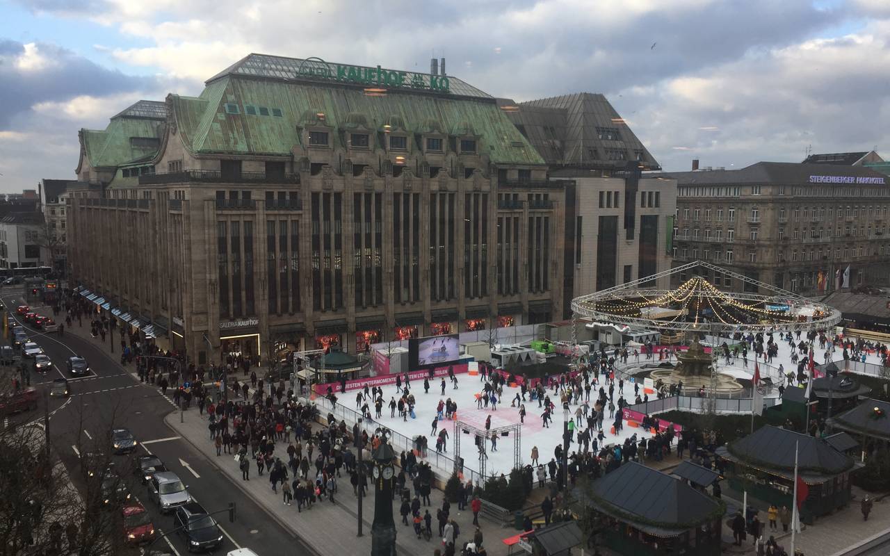Eisbahn an der Königsallee, im Hintergrund der Kaufhof an der Kö