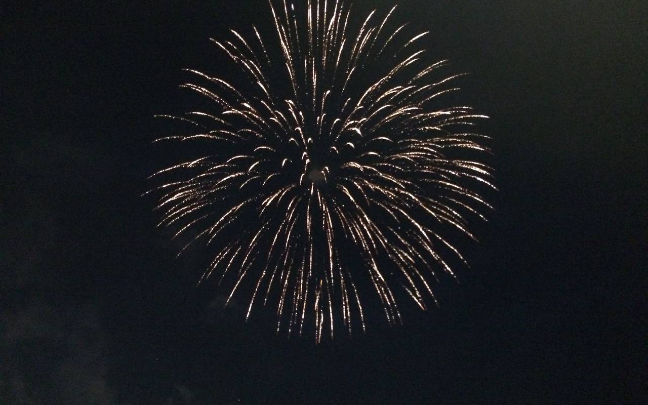 Kirmesfeuerwerk über der Rheinkirmes. Im Hintergrund ist die Skyline von Düsseldorf zu erkennen.
