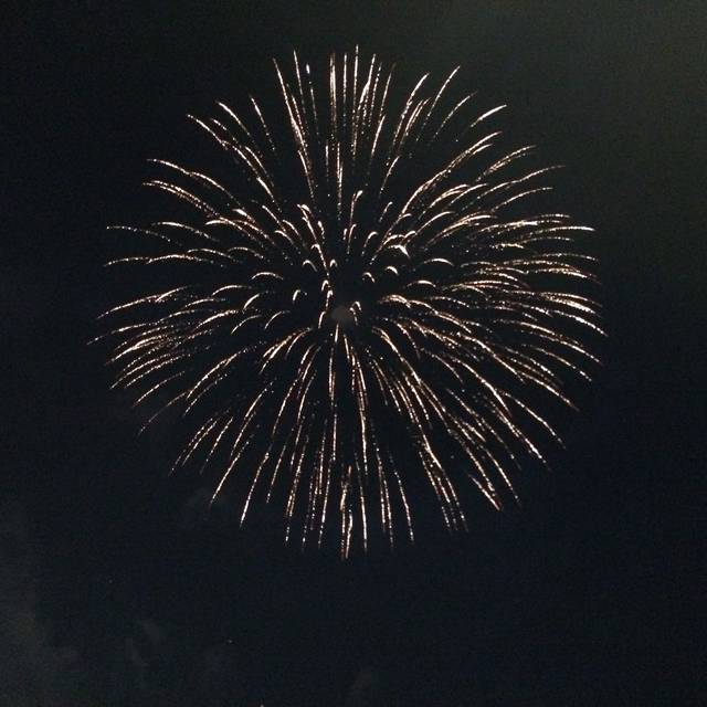 Kirmesfeuerwerk über der Rheinkirmes. Im Hintergrund ist die Skyline von Düsseldorf zu erkennen.