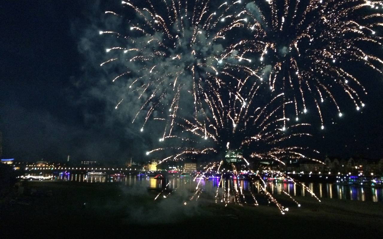 Feuerwerk auf der Rheinkirmes - mit Skyline von Düsseldorf.