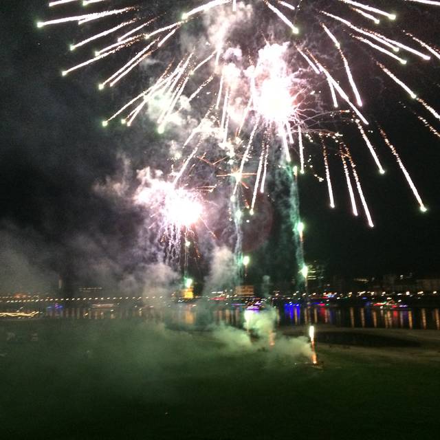 Kirmesfeuerwerk über der Rheinkirmes. Im Hintergrund ist die Skyline von Düsseldorf zu erkennen.