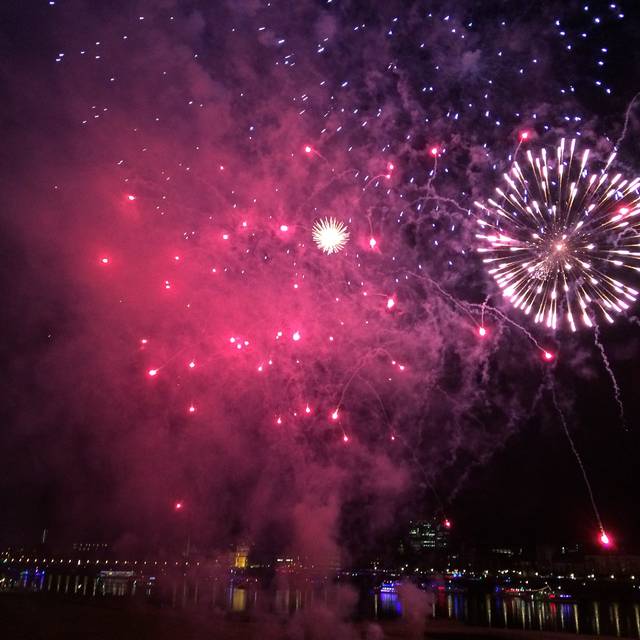 Kirmesfeuerwerk über der Rheinkirmes. Im Hintergrund ist die Skyline von Düsseldorf zu erkennen.