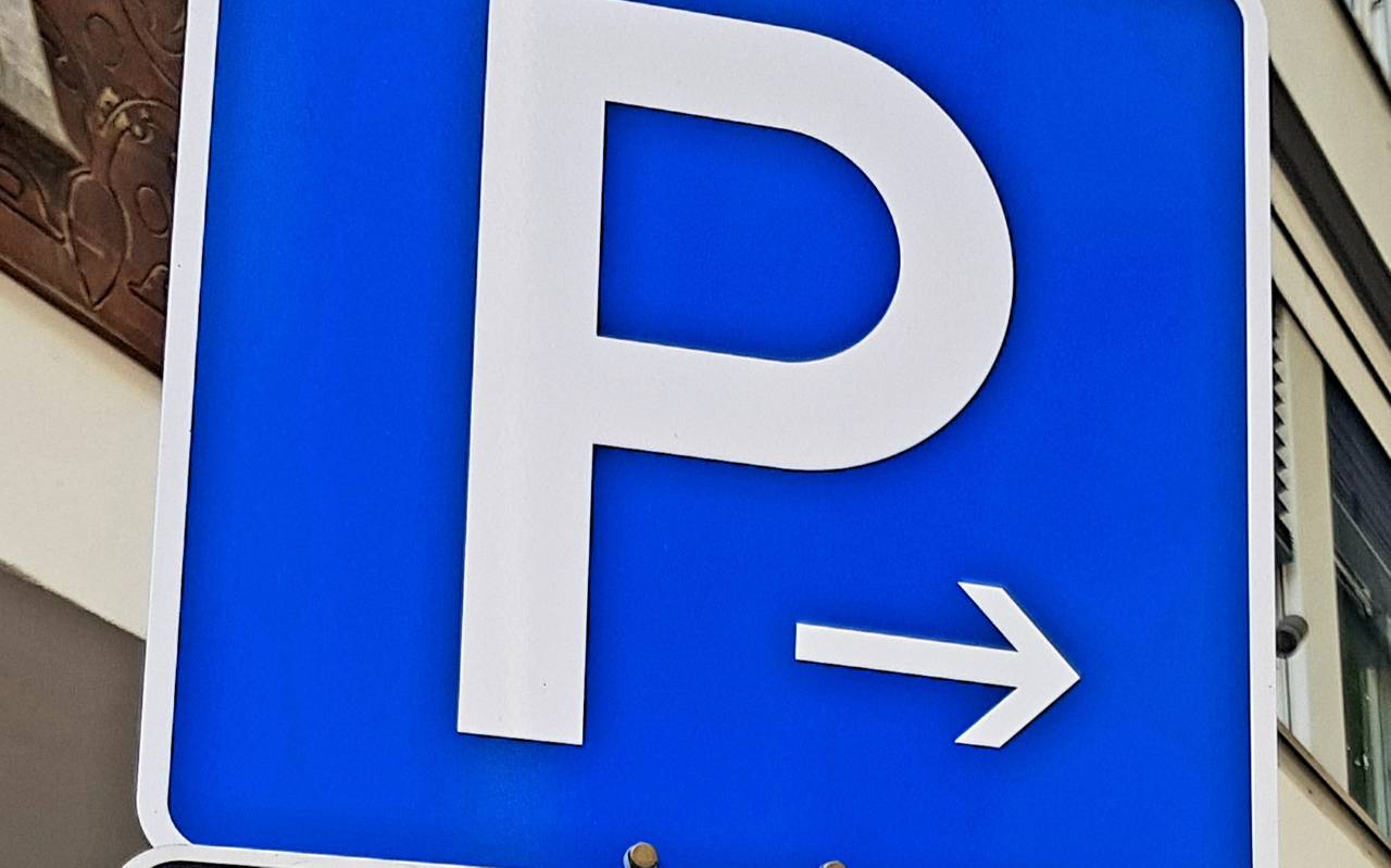 Ein blaues Schild, dass das Parken regelt. In diesem Fall geht um reservierte Plätze für Menschen mit Behinderungen.