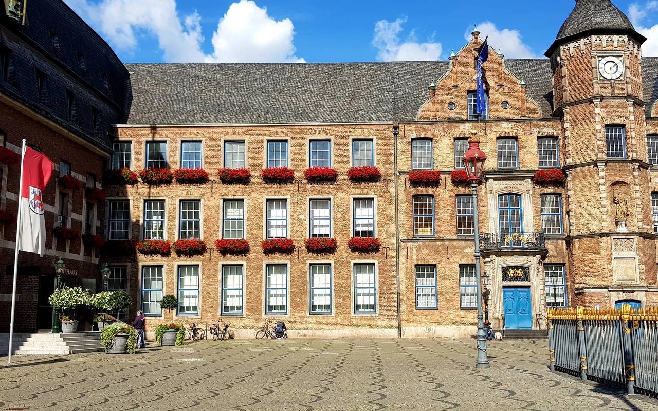 Der Marktplatz in der Düsseldorfer Altstadt. Die Sicht ist frei auf das Rathaus.