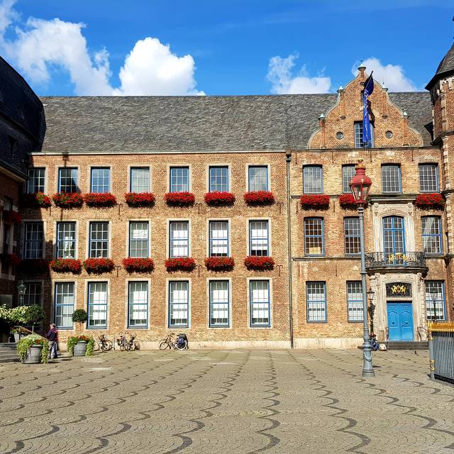 Der Marktplatz in der Düsseldorfer Altstadt. Die Sicht ist frei auf das Rathaus.