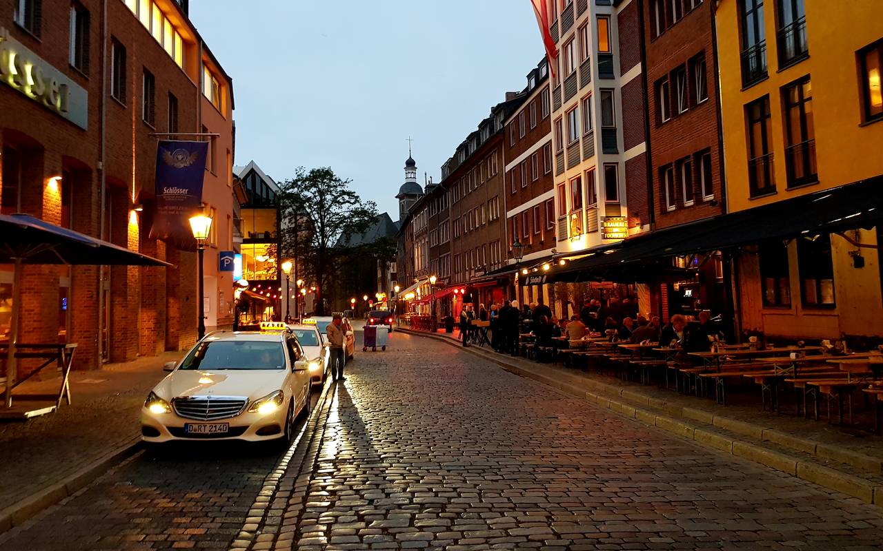Die Ratinger Straße bei Nacht