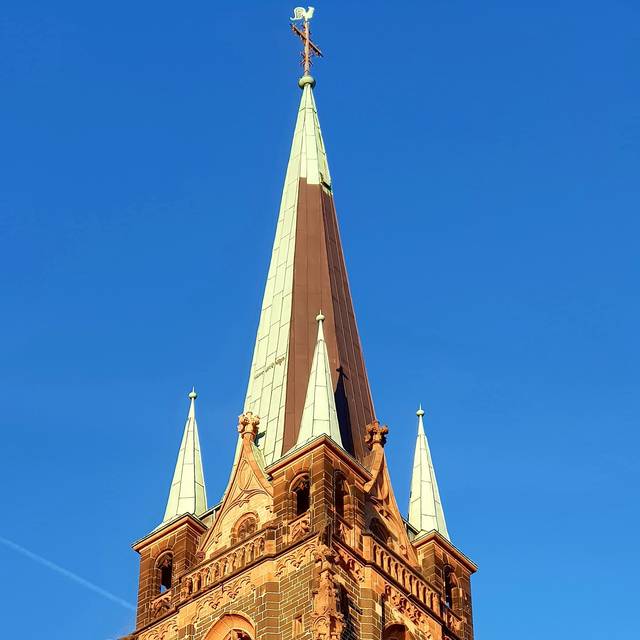 Die St. Peter Kirche am Kirchplatz im Sonnenlicht.