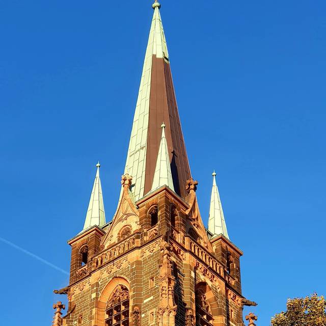 Die St. Peter Kirche am Kirchplatz im Sonnenlicht.