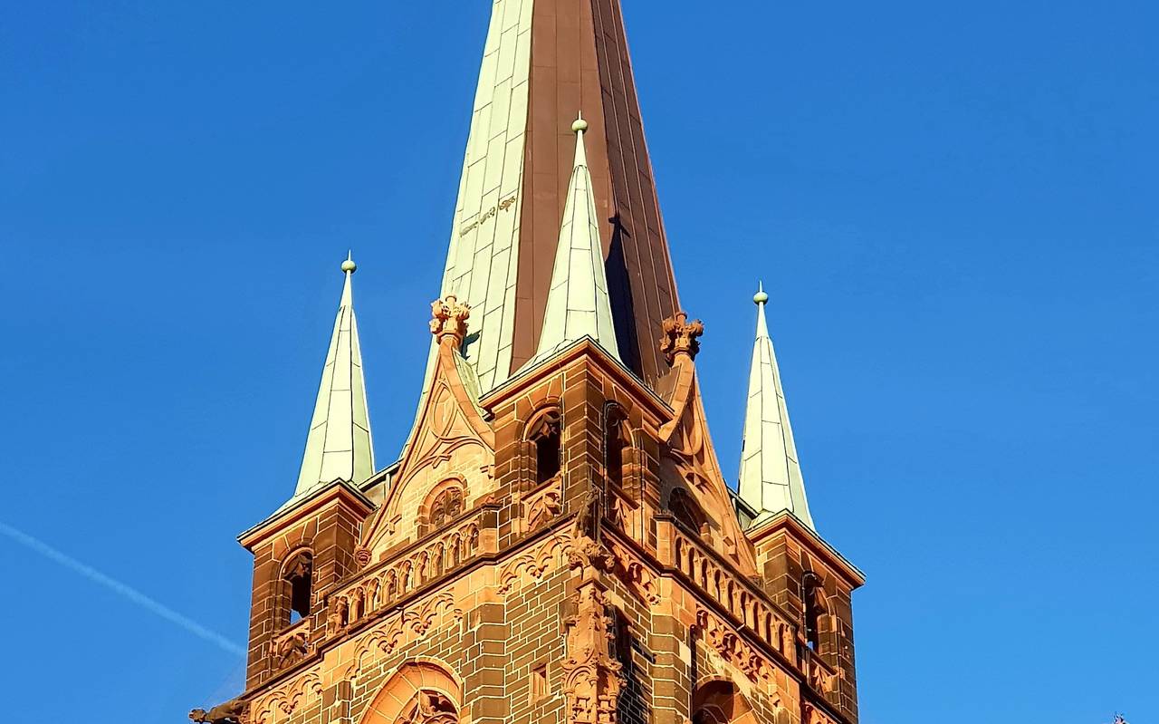 Die St. Peter Kirche am Kirchplatz im Sonnenlicht.