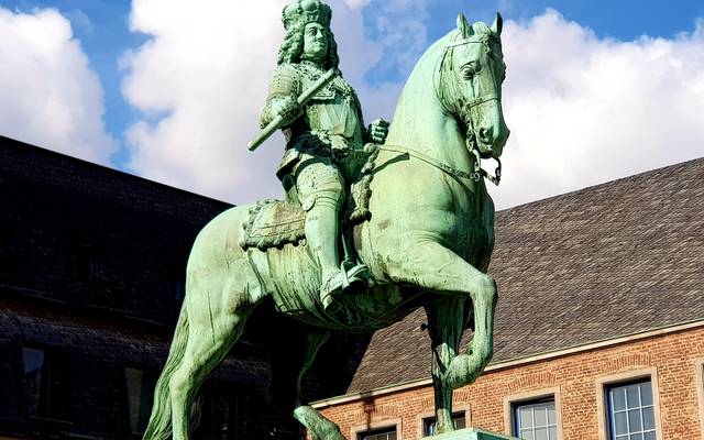 Die Statue von Jan Wellem vor dem Düsseldorfer Rathaus.