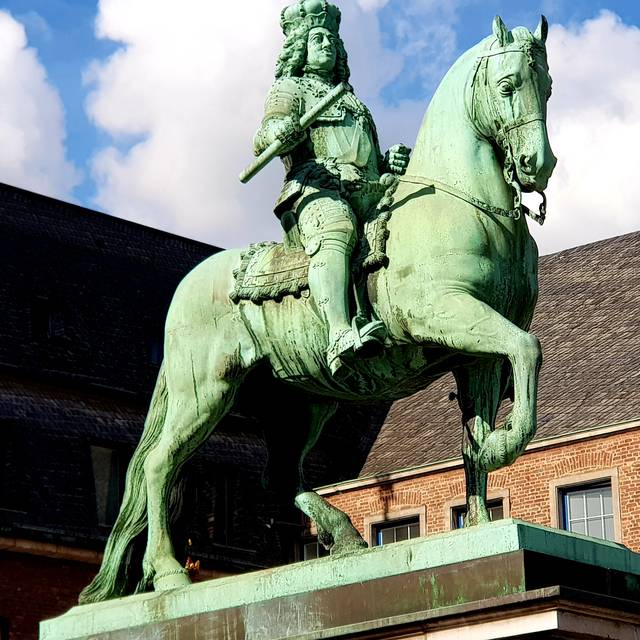 Die Statue von Jan Wellem vor dem Düsseldorfer Rathaus.