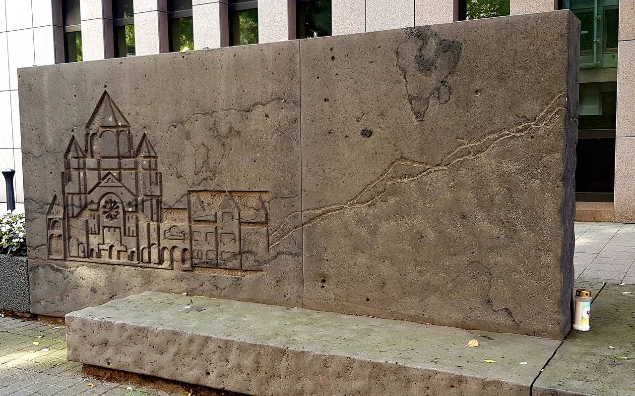 Ein Gedenkstein an der Kasernenstraße erinnert an den Standort der alten Synagoge in Düsseldorf.